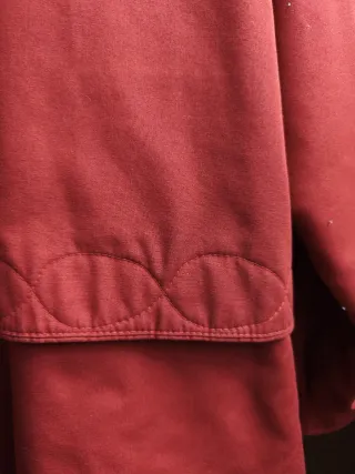 Giubbetto rosso con cappuccio e pelliccia