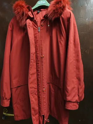 Giubbetto rosso con cappuccio e pelliccia