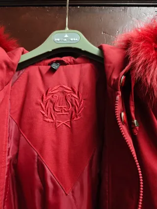 Giubbetto rosso con cappuccio e pelliccia