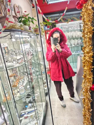 Giubbetto rosso con cappuccio e pelliccia