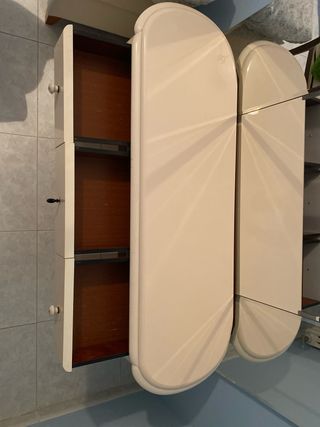 Cómoda y mesillas de noche beige