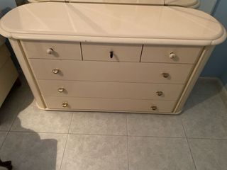 Cómoda y mesillas de noche beige