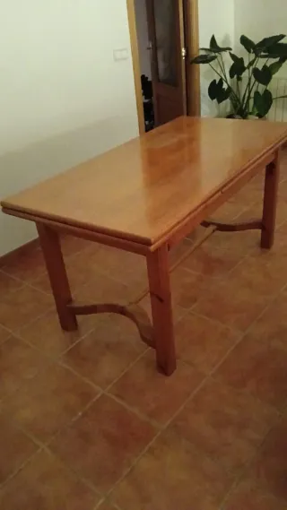 Mesa de comedor de madera