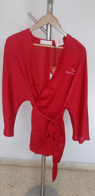 Bata de satén color rojo con bordado en rosa. De L