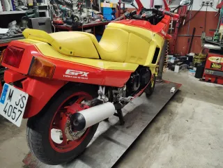 Kawasaki GPX 600 Roja y Amarilla