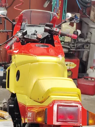 Kawasaki GPX 600 Roja y Amarilla