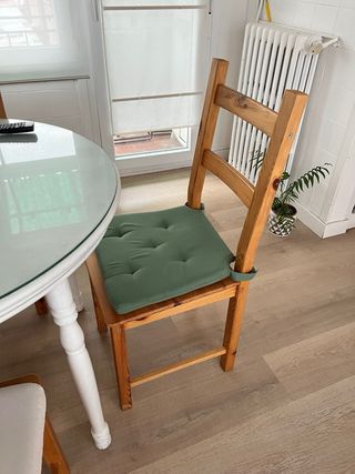 4 Sillas de Madera con Cojines