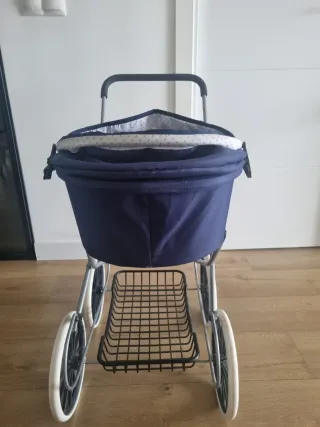 Carrito de bebé de juguete clásico