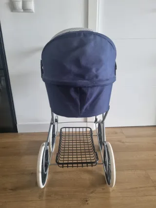 Carrito de bebé de juguete clásico