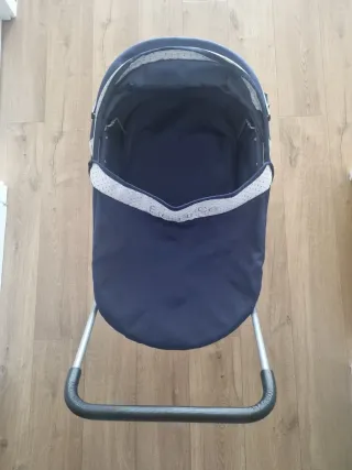 Carrito de bebé de juguete clásico