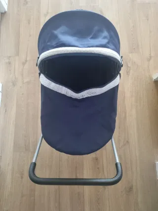 Carrito de bebé de juguete clásico