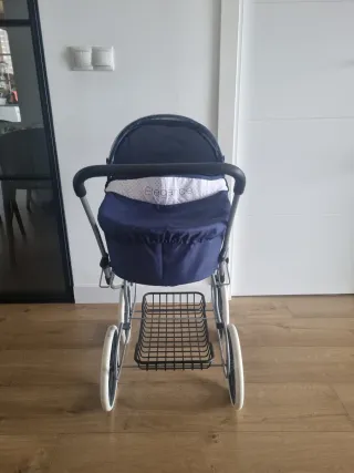 Carrito de bebé de juguete clásico