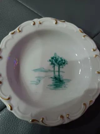 Piccolo piattino con decorazioni dipinte a mano