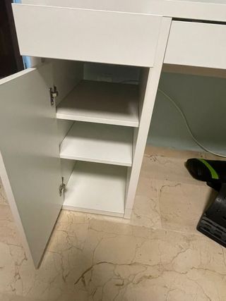 Escritorio blanco casi nuevo