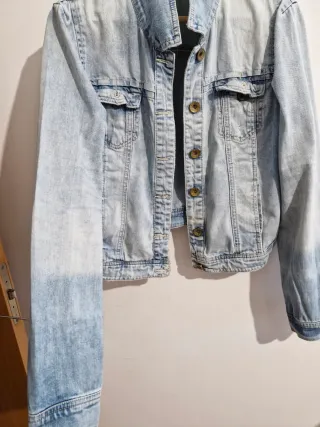 Cazadora vaquera desgastada