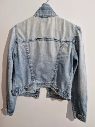 Cazadora vaquera desgastada