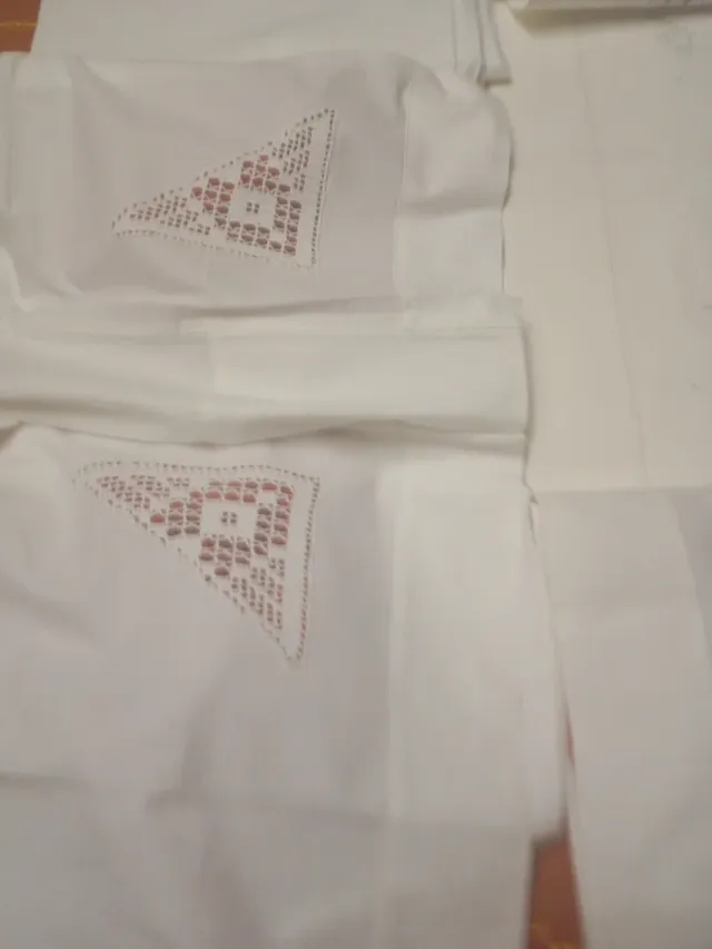 Juego de cama bordado a mano con encaje nuevo