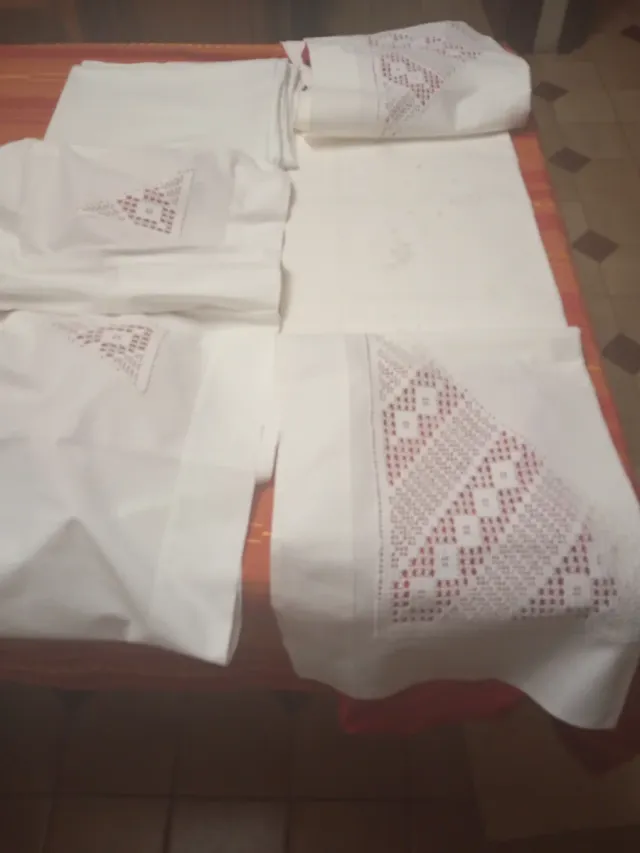 Juego de cama bordado a mano con encaje nuevo