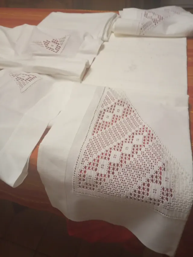 Juego de cama bordado a mano con encaje nuevo