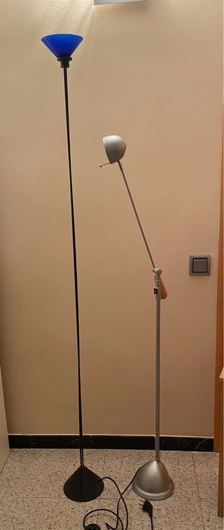 Lámparas de pie azules y plateadas