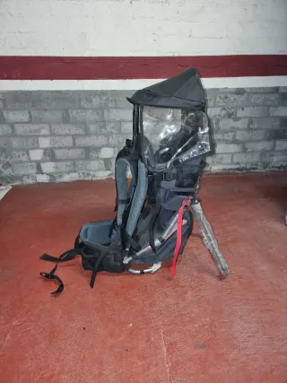 Mochila portabebés con capota