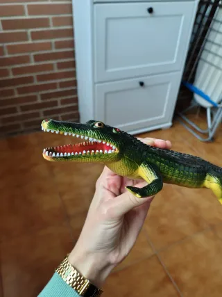 Juguete cocodrilo realista verde