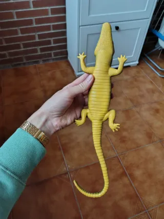 Juguete cocodrilo realista verde