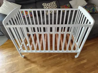 Cuna de bebé blanca