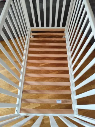 Cuna de bebé blanca