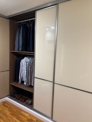 Armario 3 puertas correderas cristal y madera.