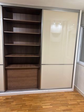 Armario 3 puertas correderas cristal y madera.