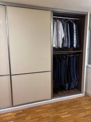 Armario 3 puertas correderas cristal y madera.