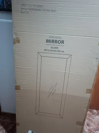 Espejo plateado con marco decorativo