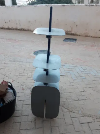 Expositor metálico azul con ruedas