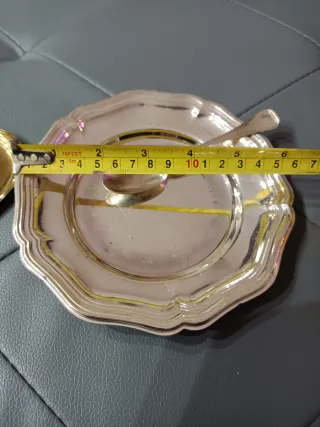 Coppia di piccoli vassoi e un cucchiaio in acciaio