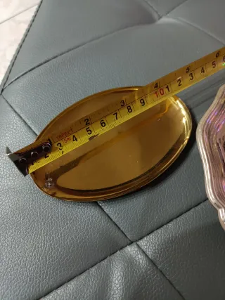 Coppia di piccoli vassoi e un cucchiaio in acciaio