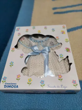 Ropita de bebé tejida blanca