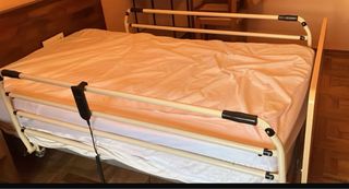 Cama articulada con colchón y barreras