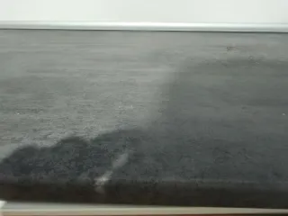 Encimera de cocina gris moderno fregadero y mueble