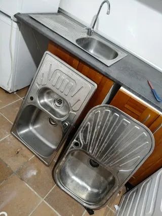 Encimera de cocina gris moderno fregadero y mueble