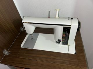 Máquina de coser Sigma 2000 con mueble integrado.