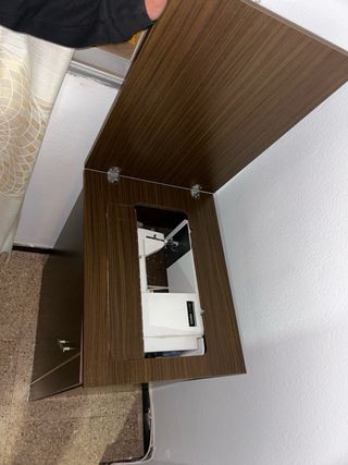 Máquina de coser Sigma 2000 con mueble integrado.