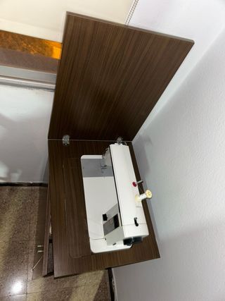Máquina de coser Sigma 2000 con mueble integrado.