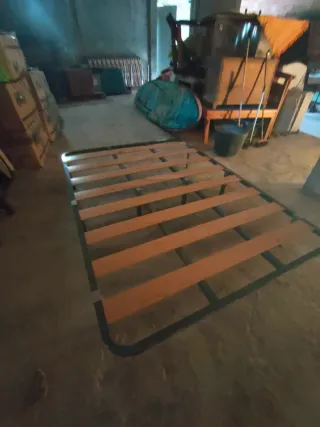 Somier 135x190cm con láminas, 8 patas y colchón