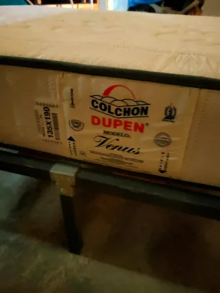 Somier 135x190cm con láminas, 8 patas y colchón