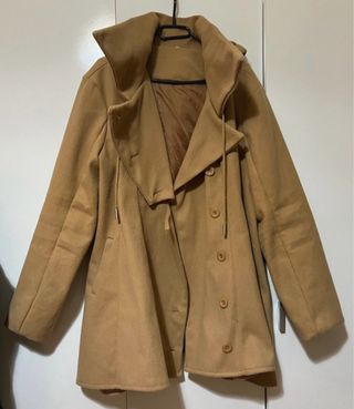 Abrigo marrón con capucha