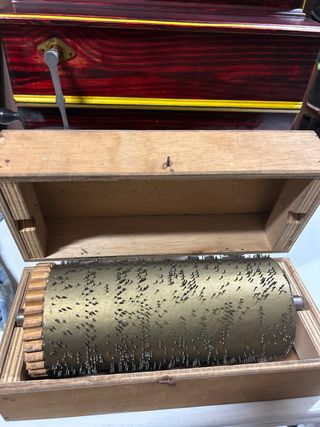 Organillo antiguo Faventia de manivela