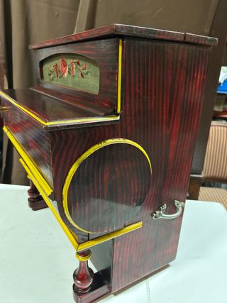 Organillo antiguo Faventia de manivela