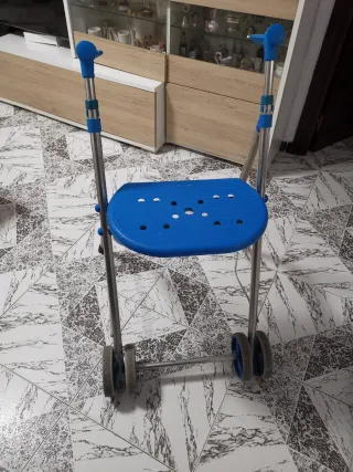 Andador para mayores con asiento azul
