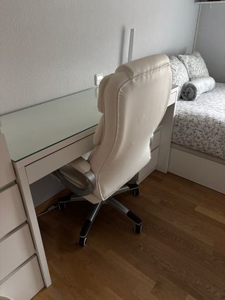 Escritorio blanco con cristal